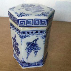 Vintage Chinese blue and white ceramic porcelain jar with lid hexagon flowers